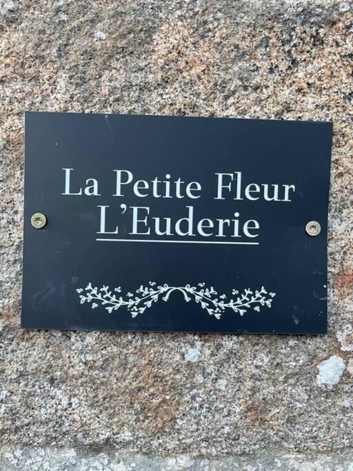 Le Petit Fleur - The Little Flower, Cosy Cottage Saint-Michel-de-Montjoie 외부 사진